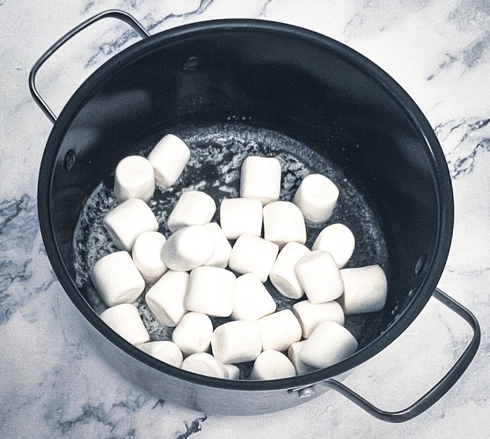 Melting marshmallows no-bake cheerio bars