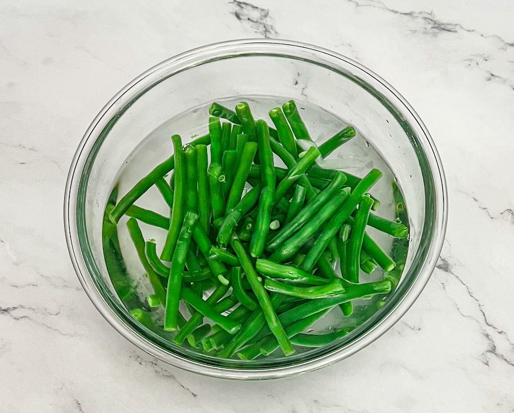 green beans in cold water