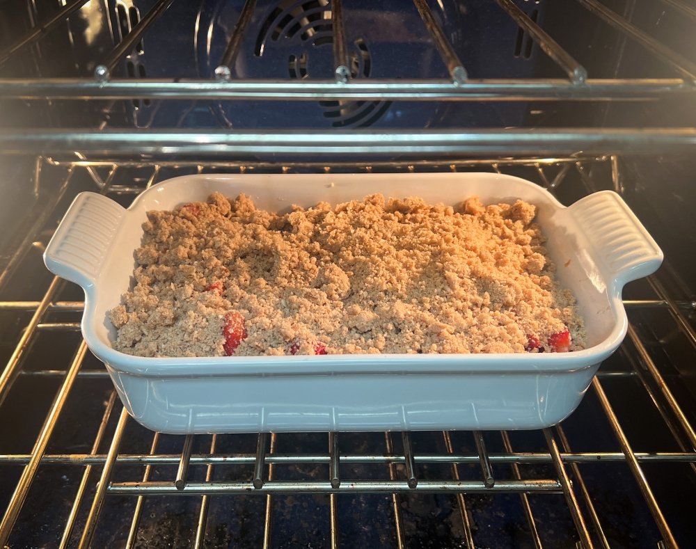 rhubarb crisp baking