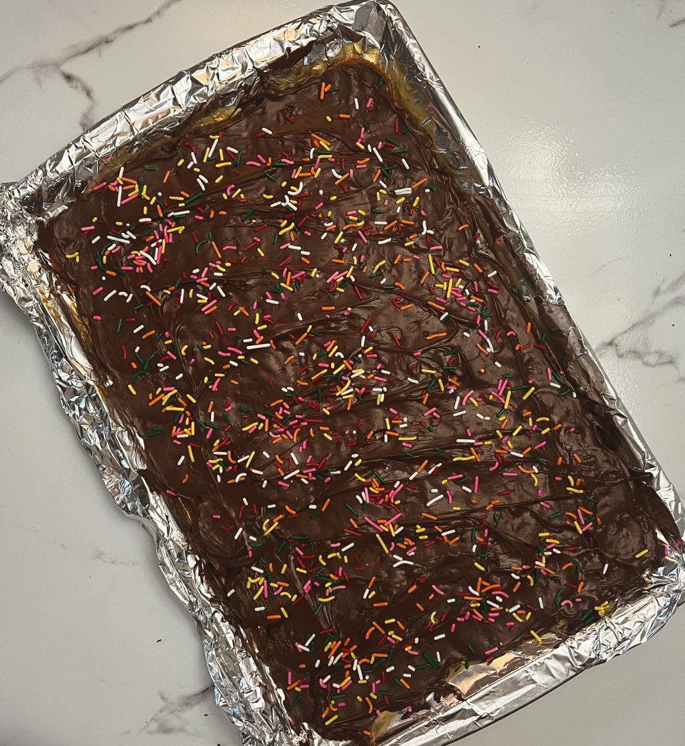 Topping toffee with sprinkles