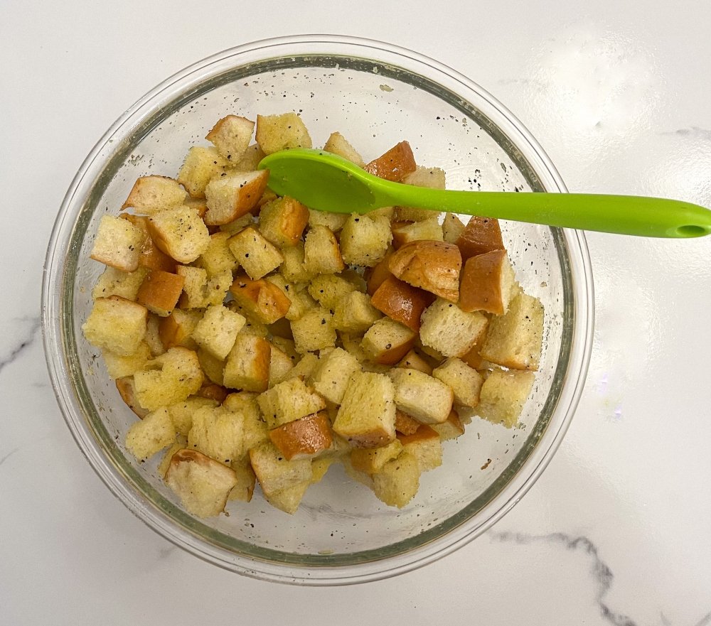 Adding seasoning to bread cubes